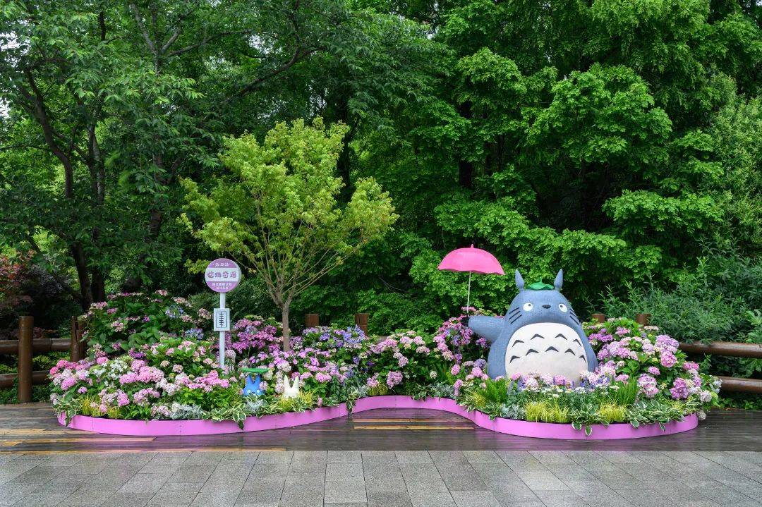 站在宫崎骏异想世界的车站站台,巨大的龙猫用它胖乎乎的小手撑起一把