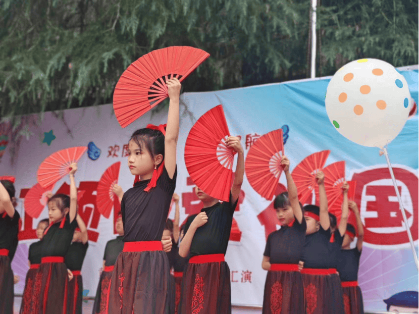 5月30日上午,万载县黄茅镇中心小学举行了"红领巾爱祖国"文艺汇演活动