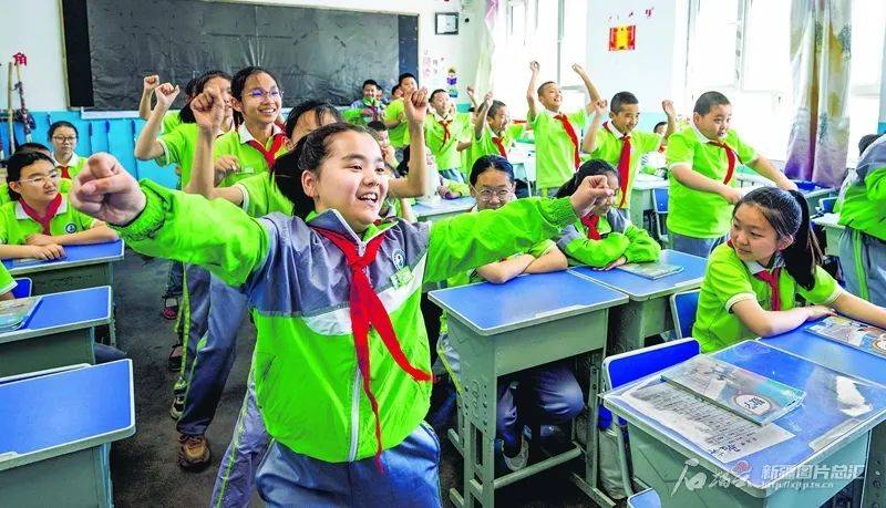 5月29日,吉木萨尔县第二小学学生在课间跳创意舞蹈,学生们在动感十足