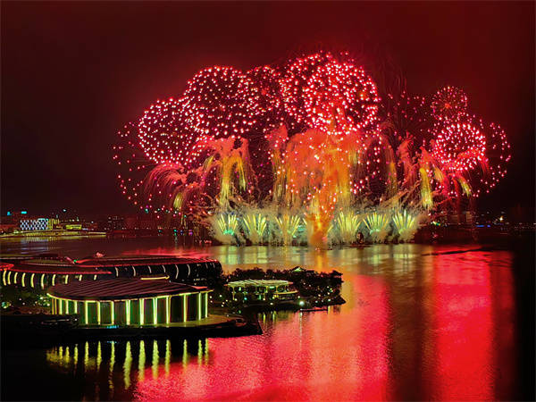 5020发礼花绽放!"滴水之恋"2024滴水湖烟花秀点亮"临港之夜"