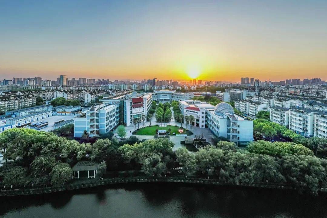 asp(长按下方二维码识别可跳转)宁波市效实中学创建于1912年,为浙江省