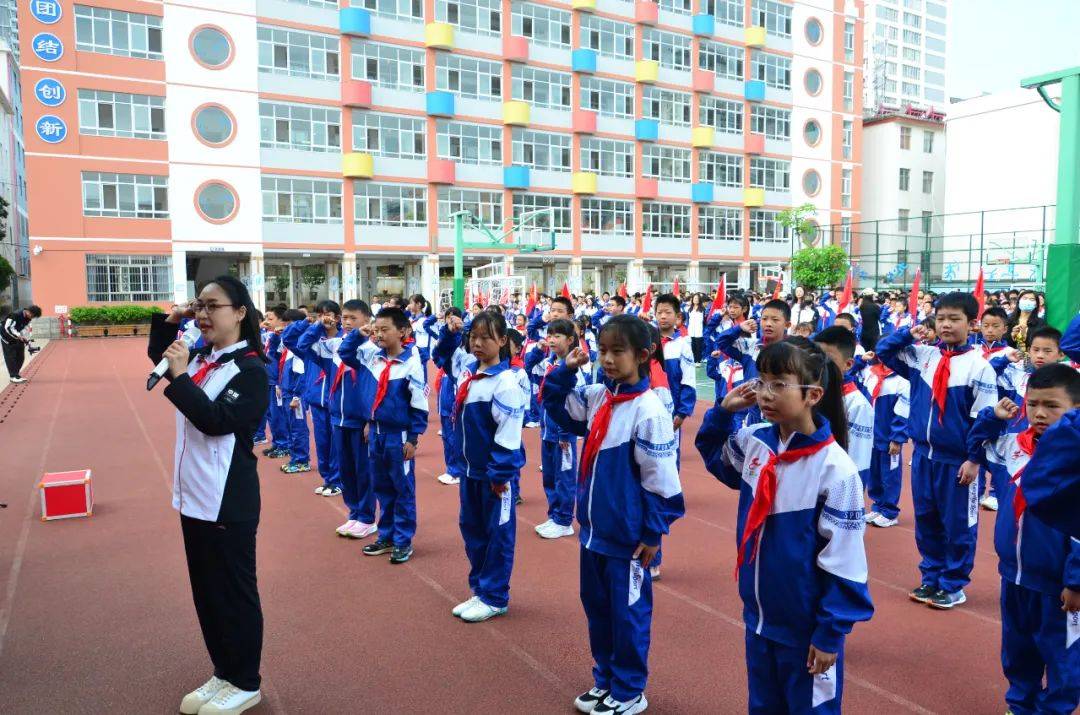 5月31日上午,大理州实验小学举行庆"六一"暨"红领巾爱祖国"少先队大队