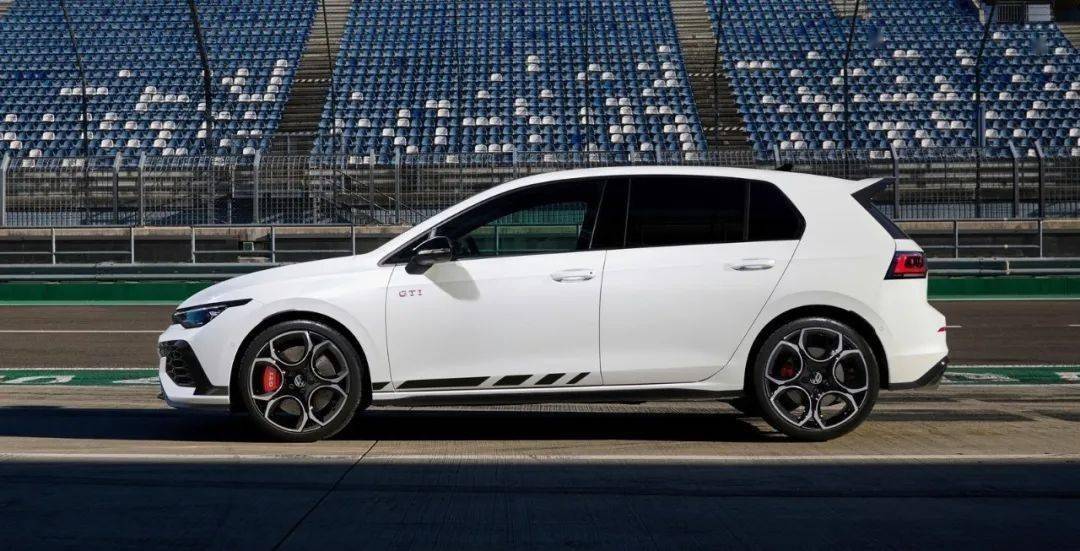 300马力!原厂天蝎排气 电控悬架!热销50年,高性能钢炮标杆就是ta?