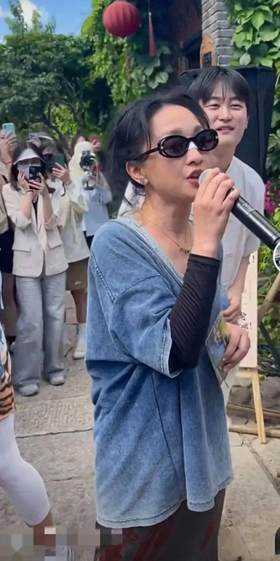 周迅在路边唱歌,五官普通又黑又胖,随便抓个路人都比她漂亮,跟精修图