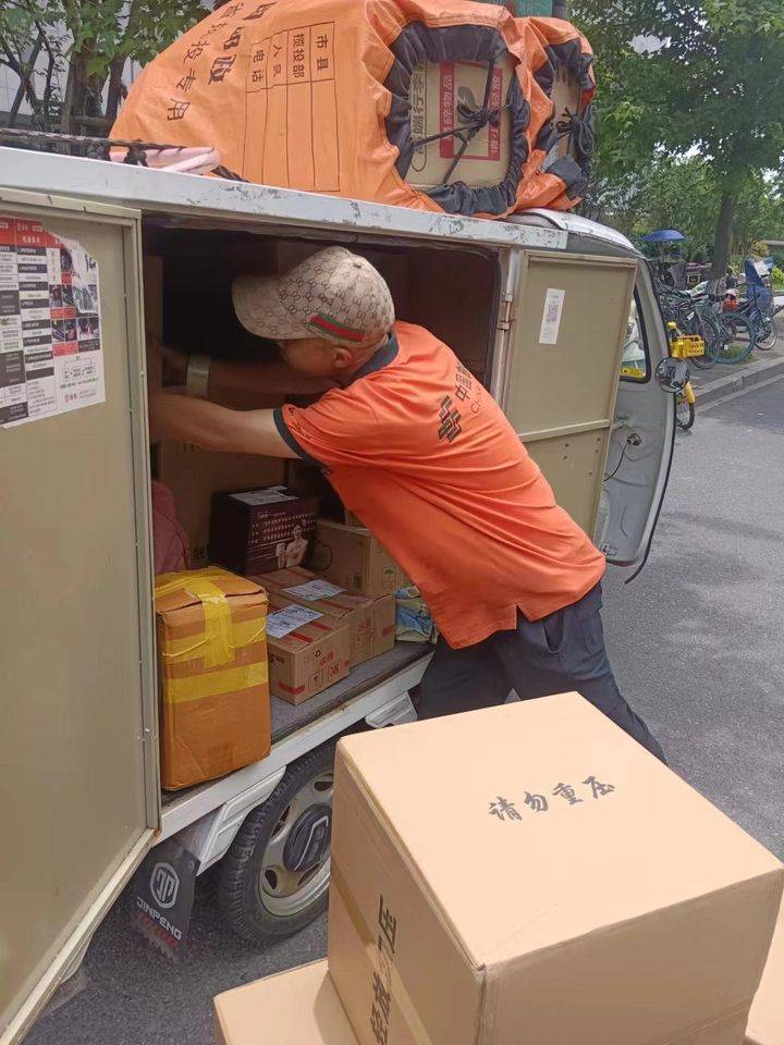 "618"新一波邮件高峰来临,快递小哥四小时跑七八个小区