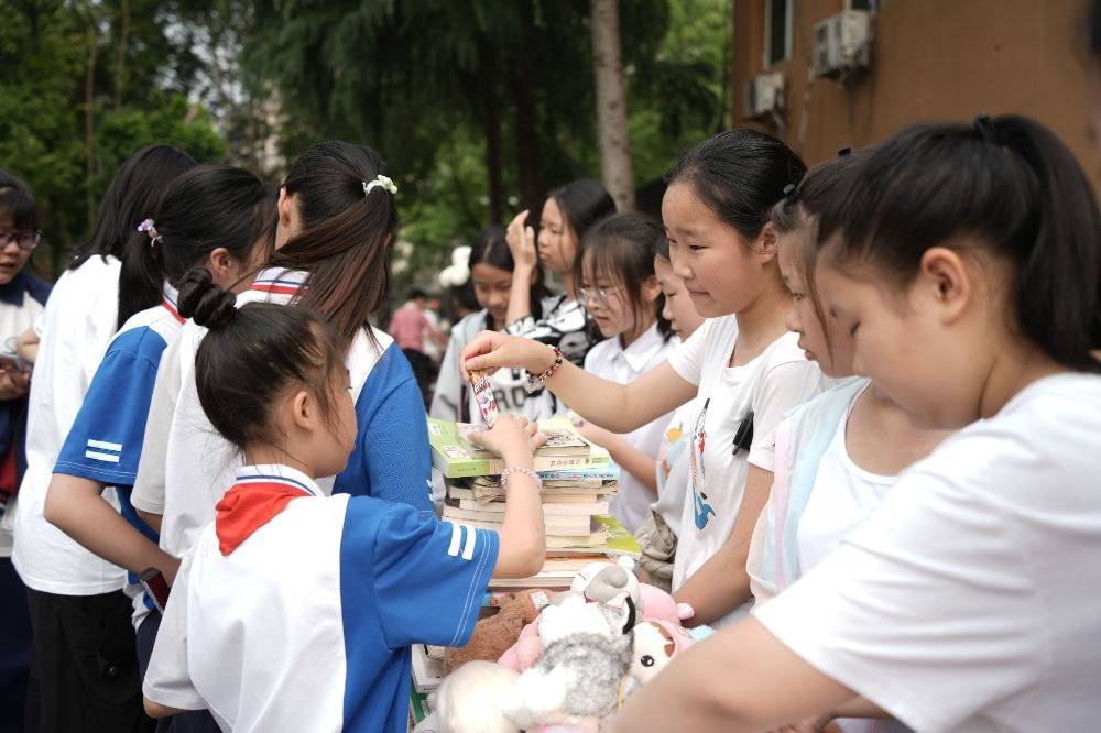 5月31日,璧山区北街小学"校园淘宝节"拉开序幕.