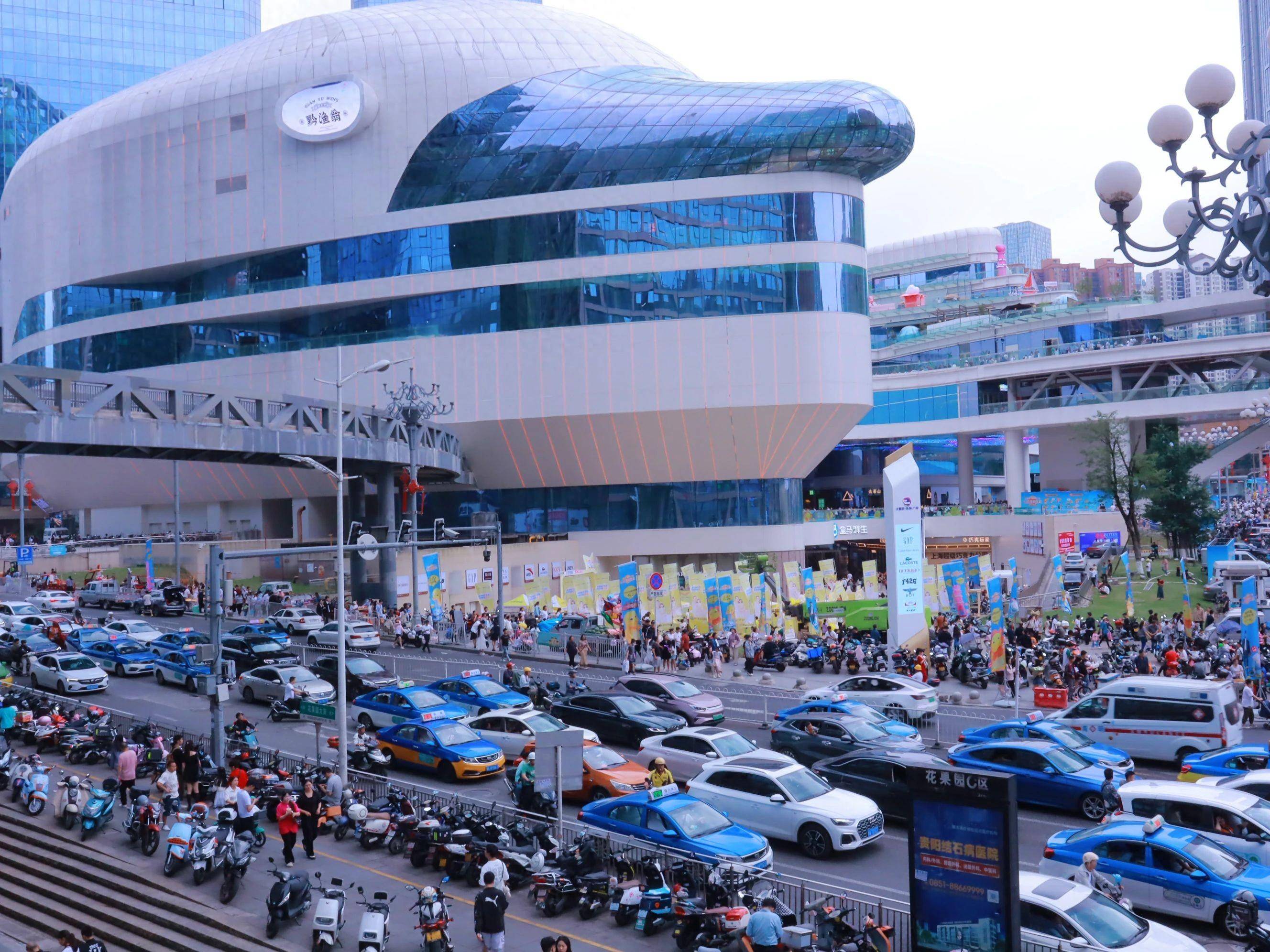 连日来,位于贵阳市花果园的方圆荟·海豚广场人头攒动,工作人员正引导