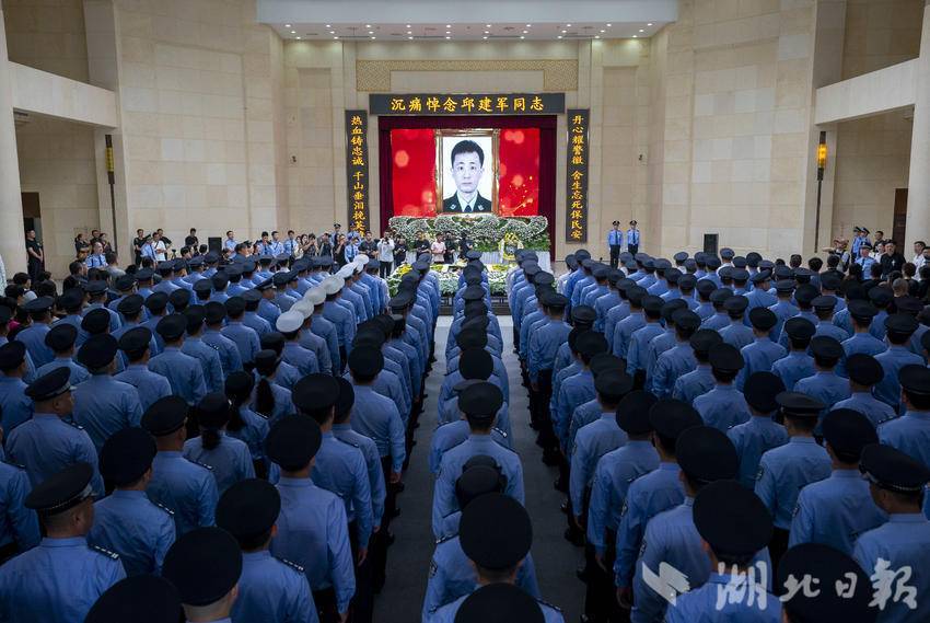 区分局汉兴派出所副所长邱建军同志的遗体告别仪式在汉口殡仪馆举行