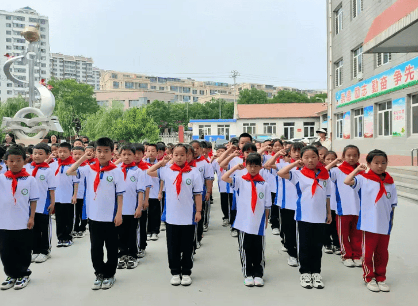 团平泉市委,市少工委组织全市各级少先队开展"童心向党 红领巾飘扬"庆