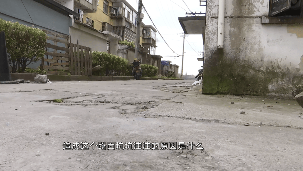 记者 谢欢:我现在是在余姚低塘街道低塘村,从这里走进去就是黄家弄