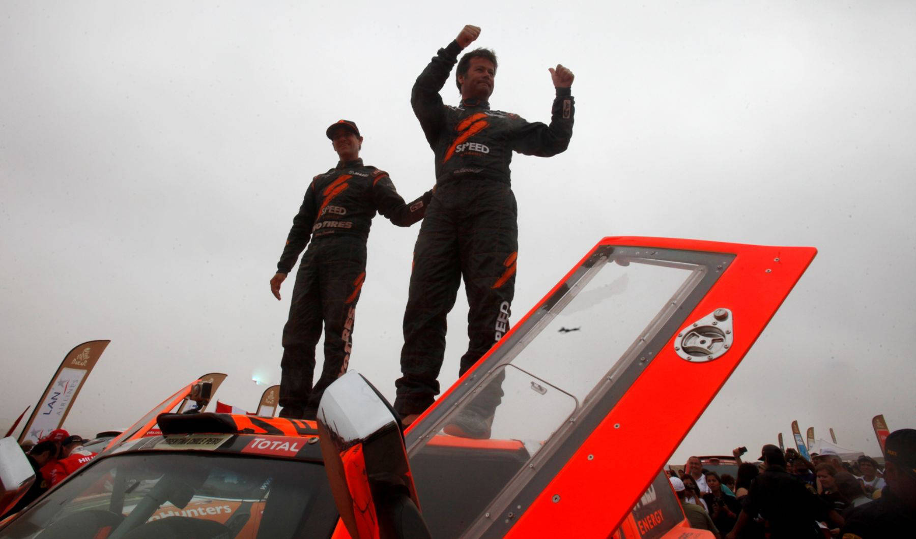 2012年1月15日,罗比·戈登(右)获得达喀尔拉力赛汽车组最后一个赛段