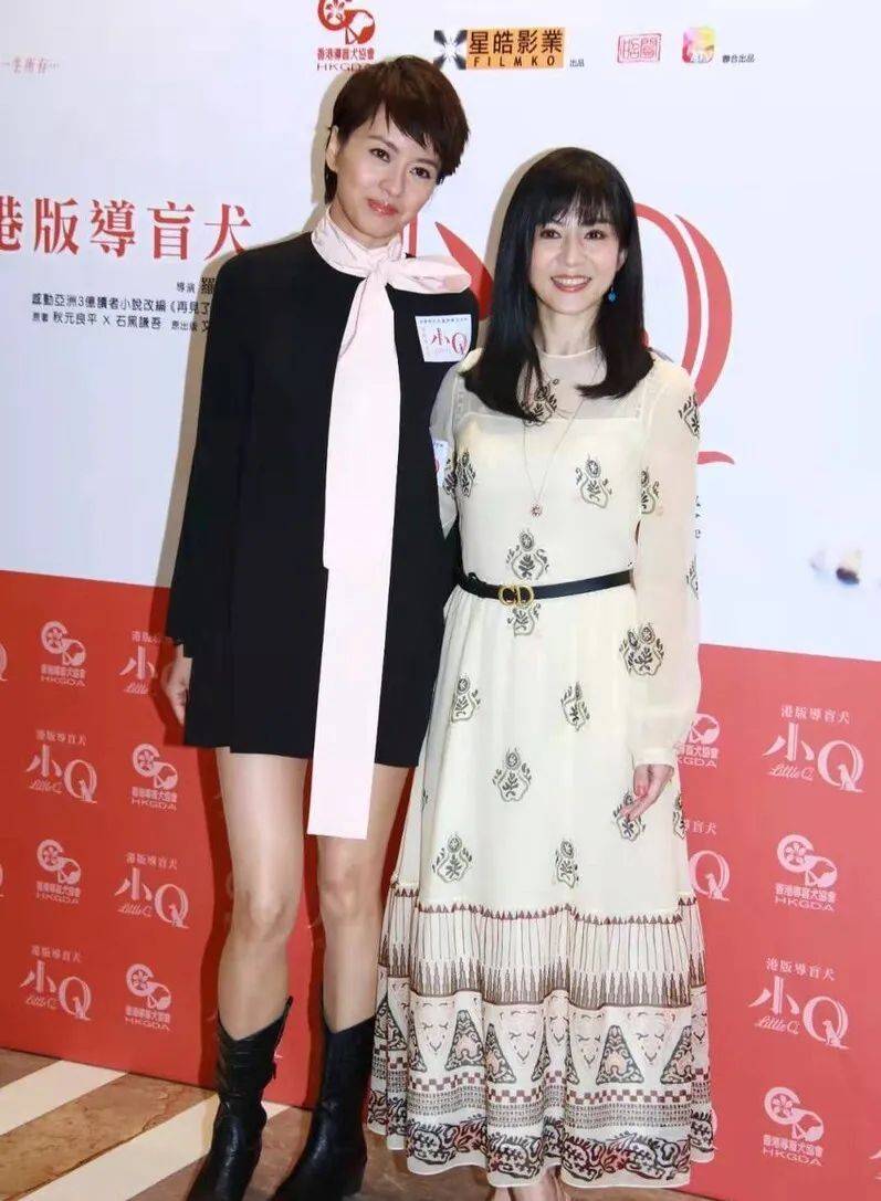 杨采妮一家4口为她庆生,她泪沟抢镜,双胞胎儿子颜值被老公拉垮