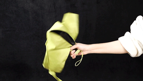 变态"掌心伞"上市了!收起卡片小,撑开一米大,抗得住5级风雨!