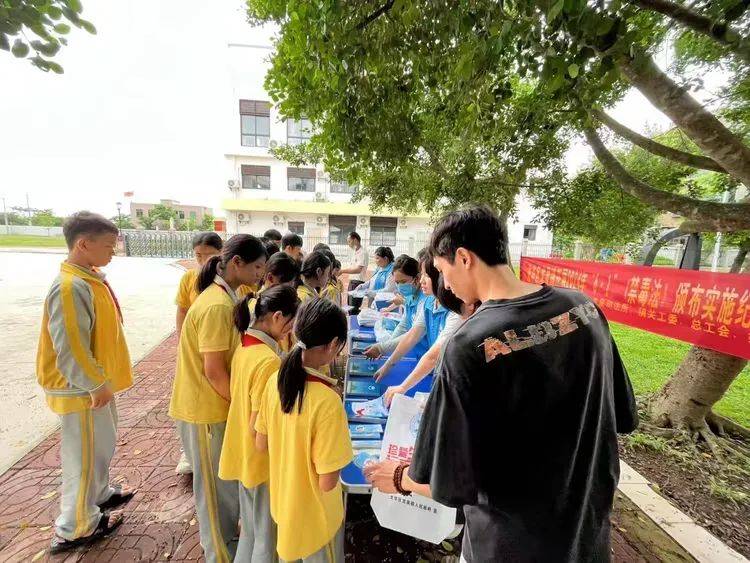 5月31日,龙泉镇在美仁坡小学开展2024年"6·1"《禁毒法》颁布实施纪念