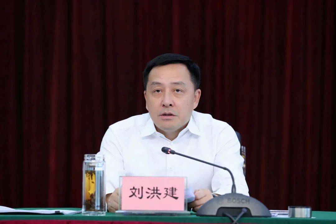 市委常委,市委组织部部长普利锋宣读省委,市委任职决定:张攀同志任