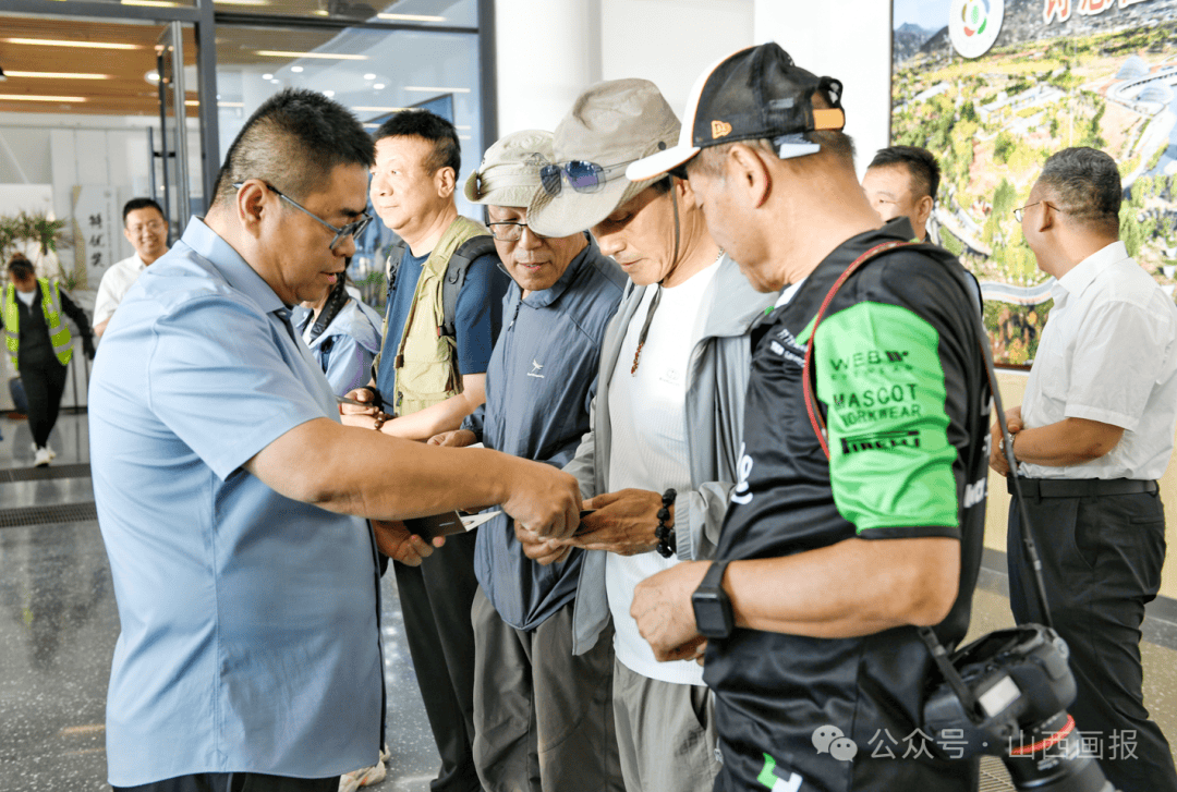 王力 摄▲(左起)侯新加,安拉琴,王庆军,索建设,武跃钢,闫荣辉6人成为