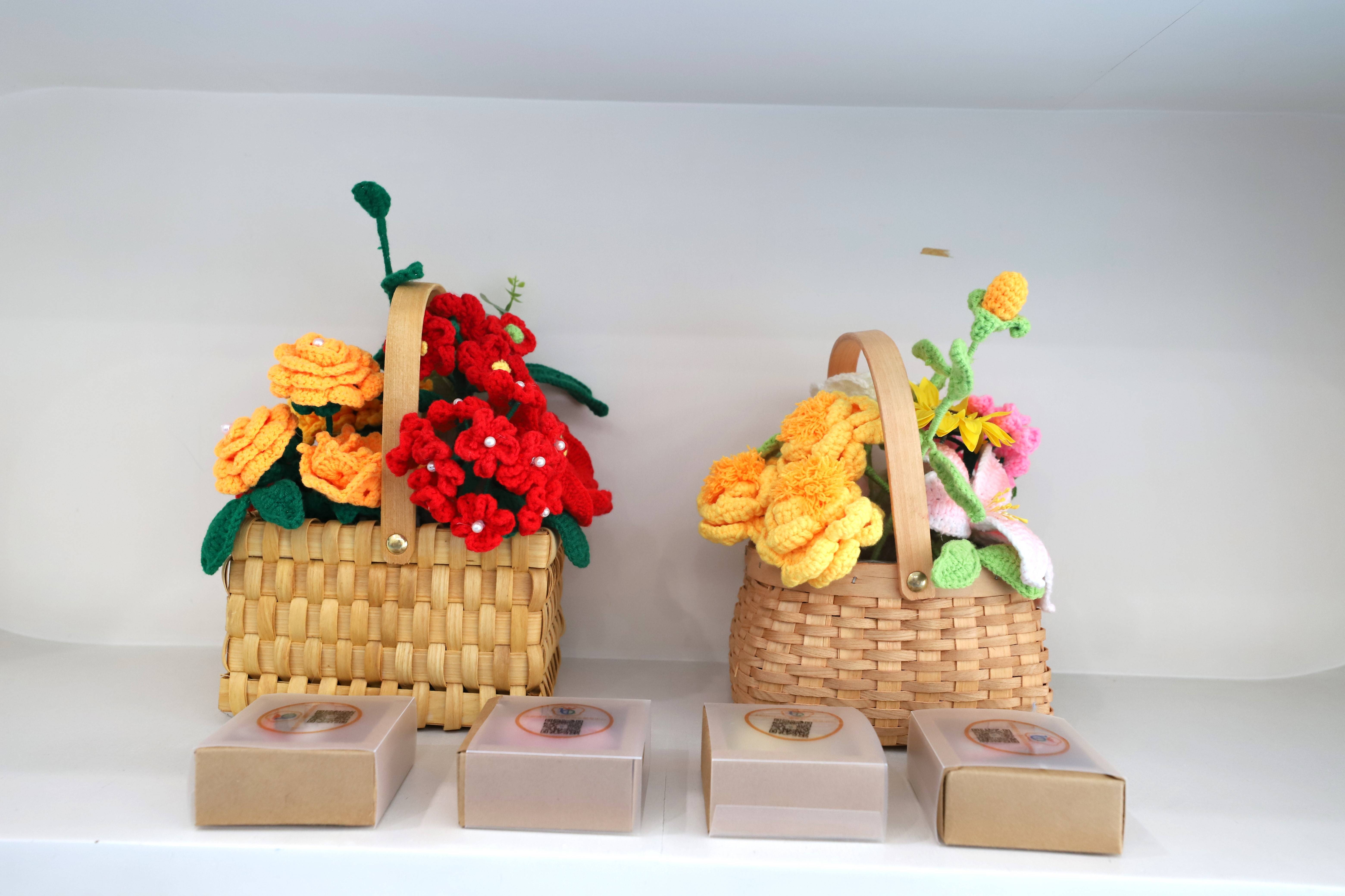 钩织毛线铺就"幸福之路",东莞大朗辅助性就业项目拓宽残疾人收入渠道