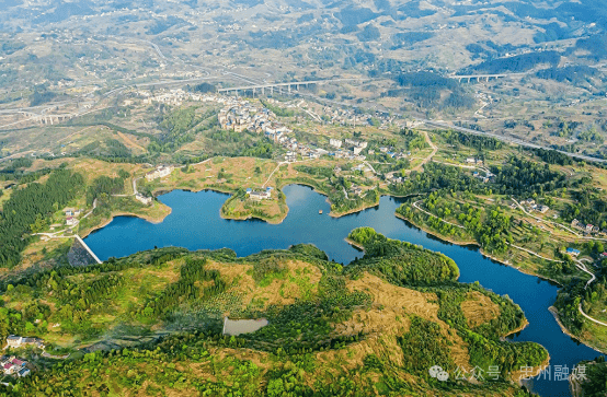 明天上午8点,到忠县磨子湖观看首届长江三峡龙舟邀请赛