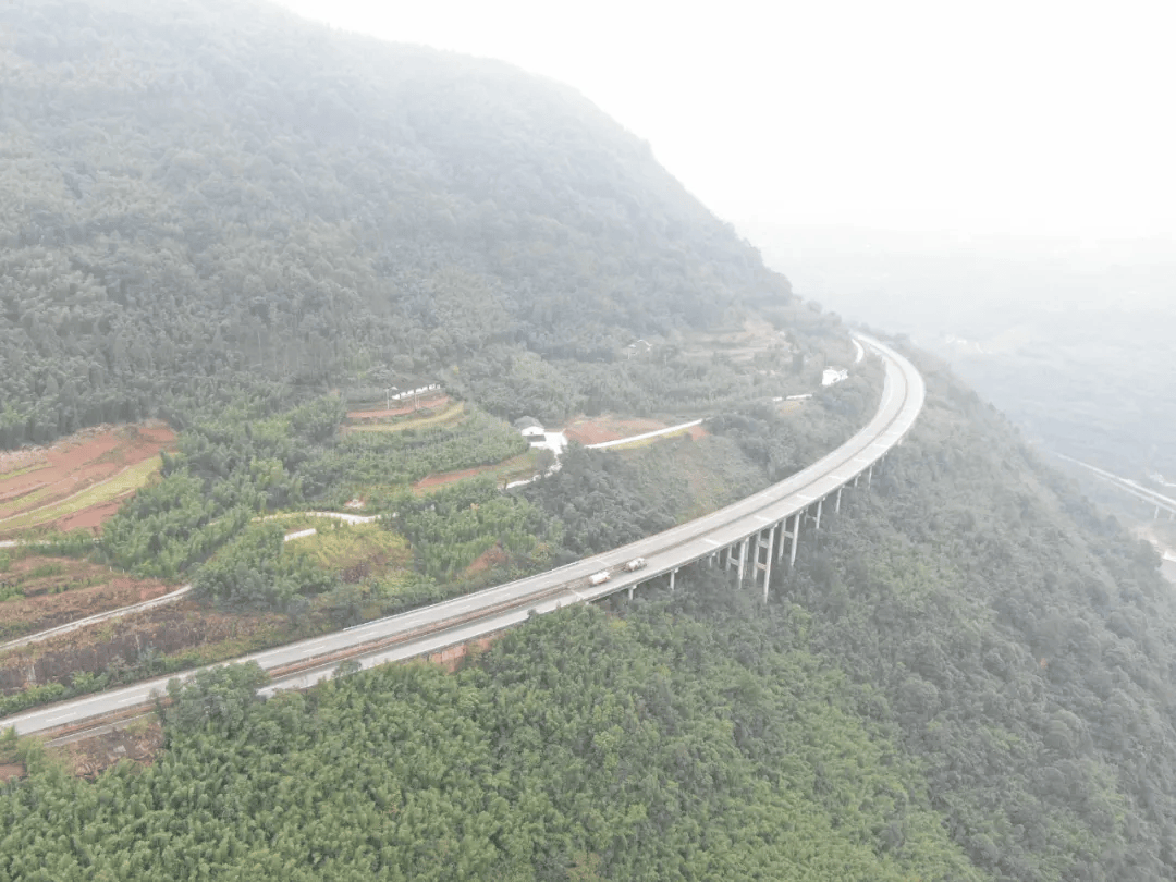 雨天路面积水蓉遵高速(仁遵段)新寨沟大桥仁怀至遵义方向,雨天路面