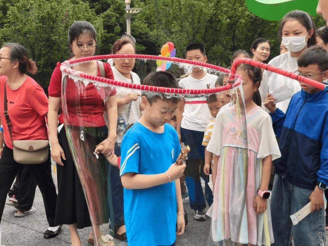 反应速度和动手能力;海底捞月游戏考验了孩子们的耐心和专注力,让他们