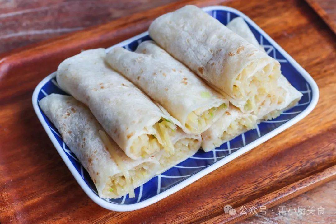 今天,我要和大家分享一道简单又美味的早餐——土豆丝卷饼.