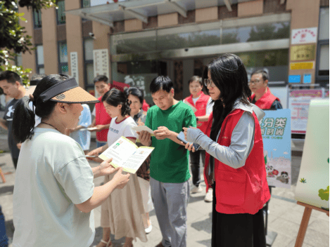 管廊监管中心赴社区开展"践行新时尚,分类志愿行"垃圾分类宣传活动