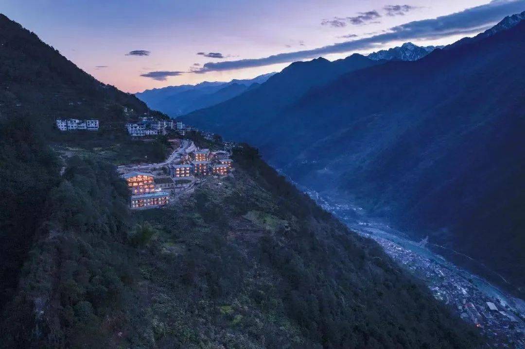 云南/西藏两目的地可选,包含接送机及全程用车 每日早餐下午茶 酒店内