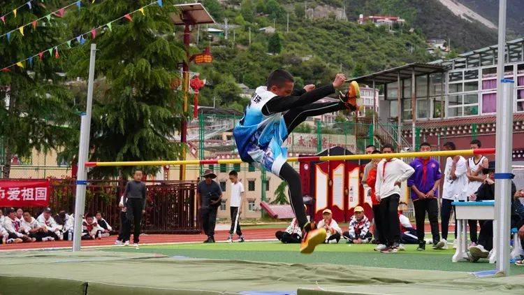 下的少年,田径场的激情——德钦县示范小学"庆六一"夏季田径运动会