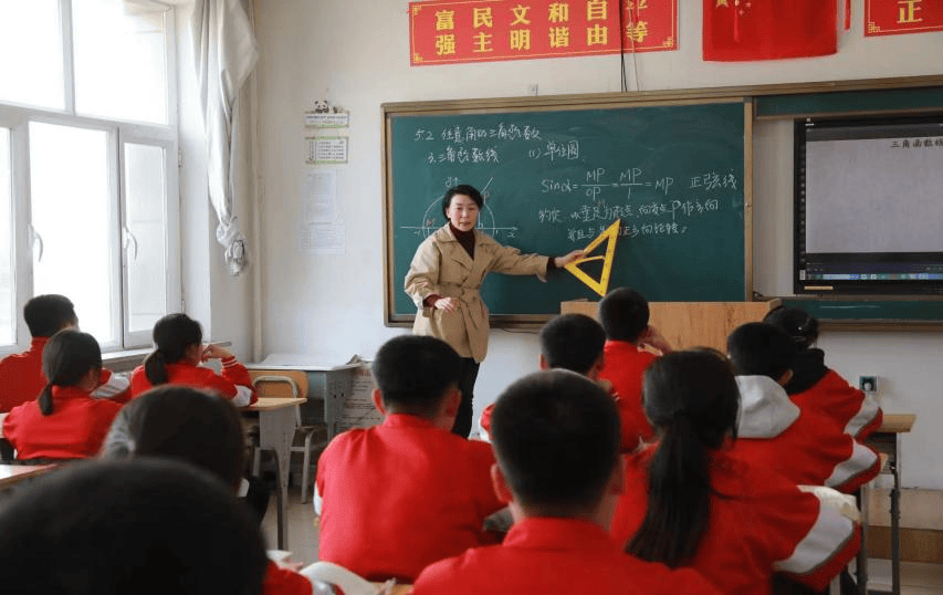 帮扶团队按照"新敖谭"要求,通过面对面评课,研讨,磨课,有效的提升了