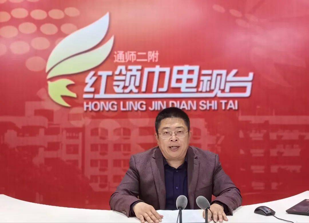 张洪涛校长围绕"温暖有爱""自由舒展""书香浸润""责任担当"四个关键词