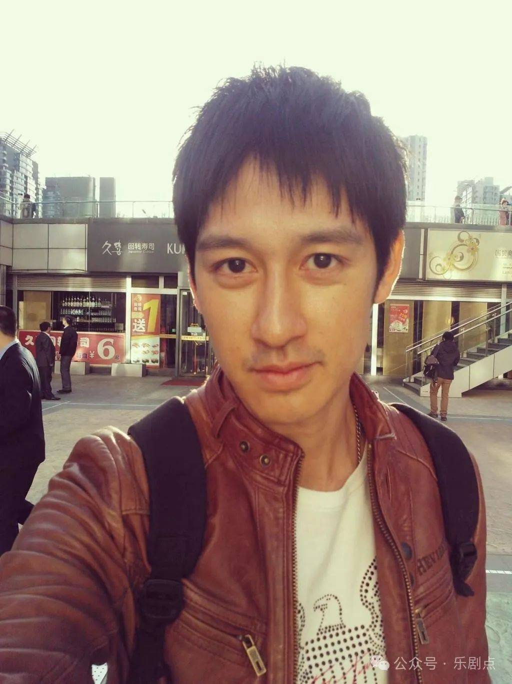 母亲陈尸天台多时现尸斑,45岁男星一身酒气拒认尸:那不是我妈