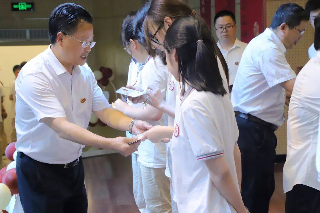 各班同学有序登台,学校领导为同学们一一颁发毕业证书.