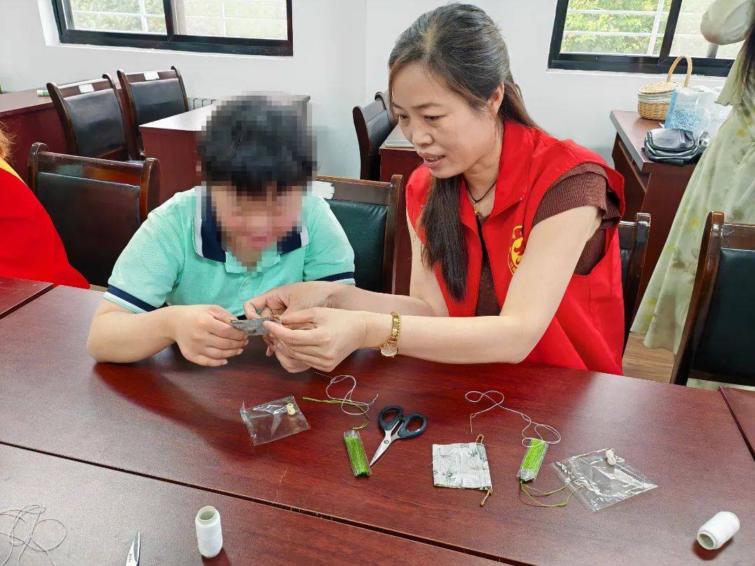 示范区文化馆组织社会化分馆的文化志愿者走进济源市特殊教育学校