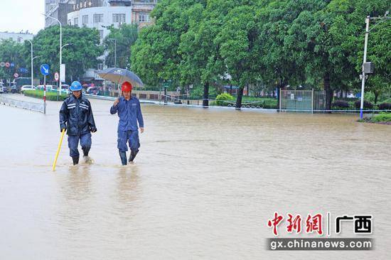 暴雨持续 广西电力部门全力保障供电以最佳状态"迎考"