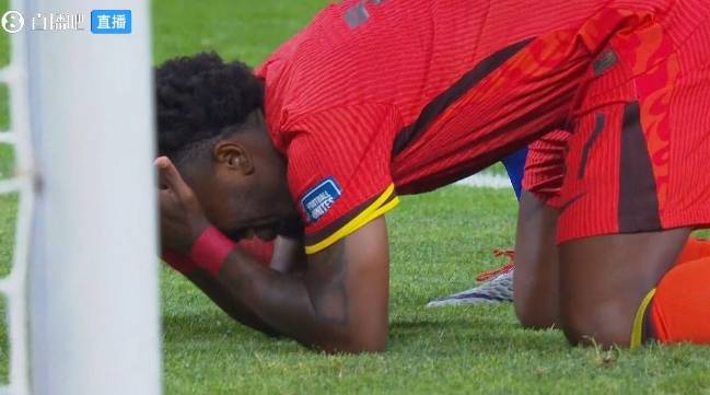 点球打飞!费南多痛苦跪地抱头!狠命捶地!