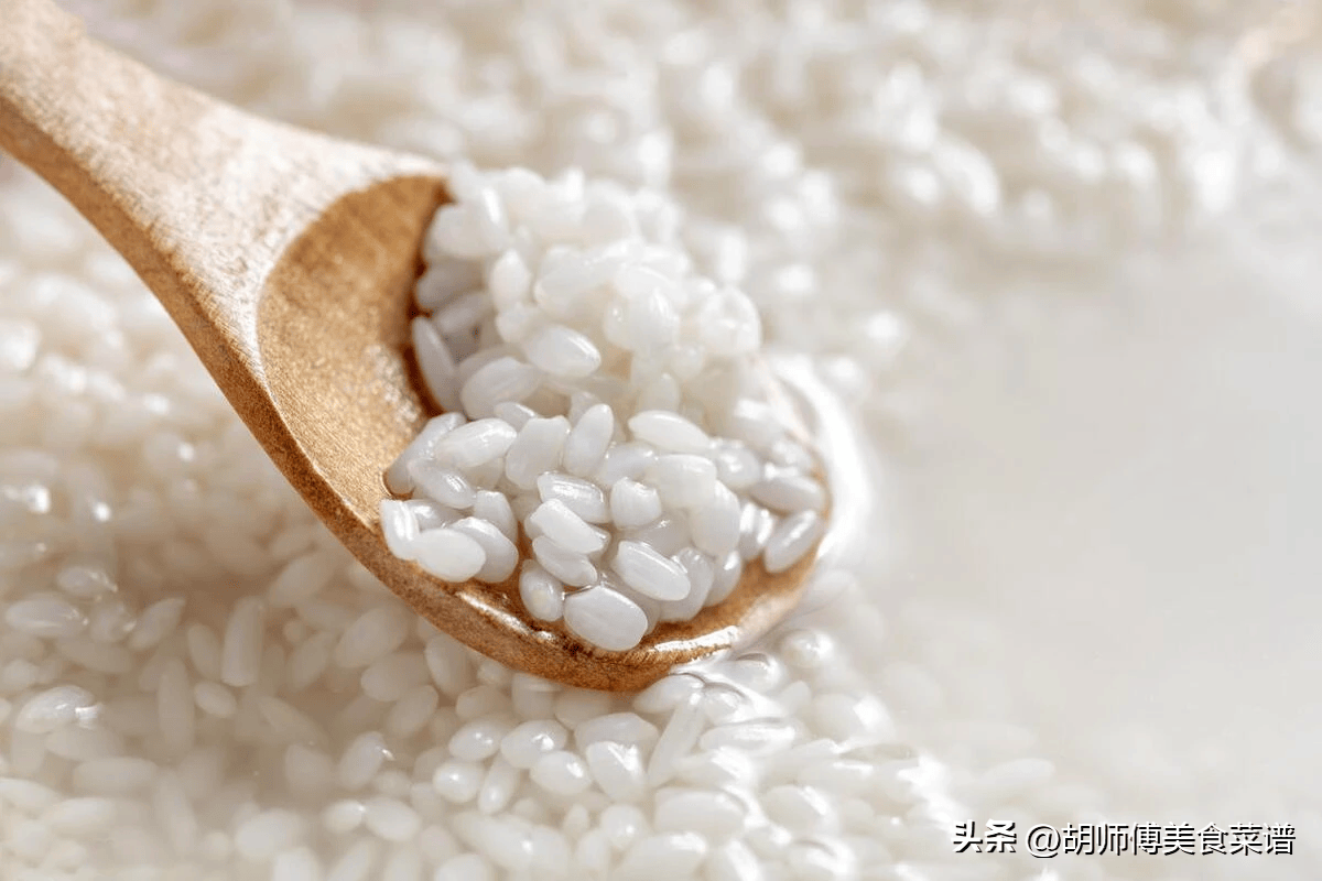 粽叶,还是买的成品粽叶,都需要用热水将粽叶浸泡1小时,才可以包粽子