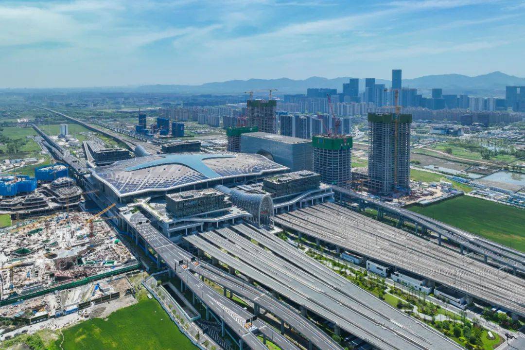 杭温高铁是长三角城际铁路网的重要组成部分,是浙江省内实现杭州,金华