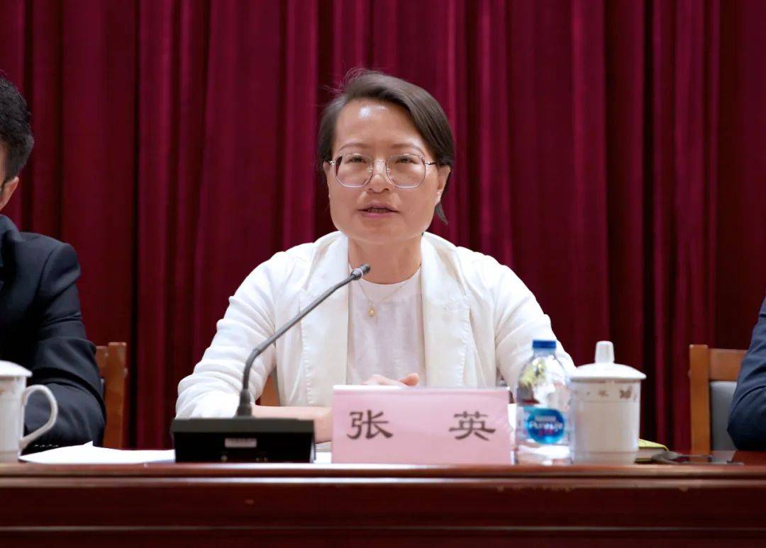 张英同志作表态发言.