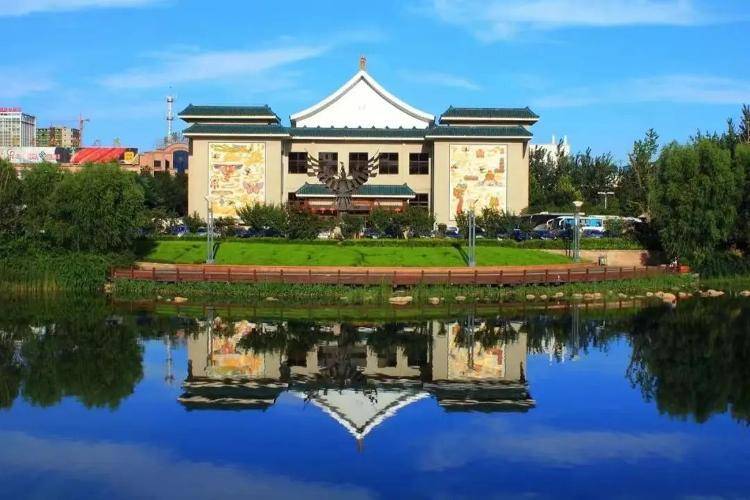 潍坊风筝博物馆是我国第一座大型风筝专业博物馆,建筑面积8100平方米.