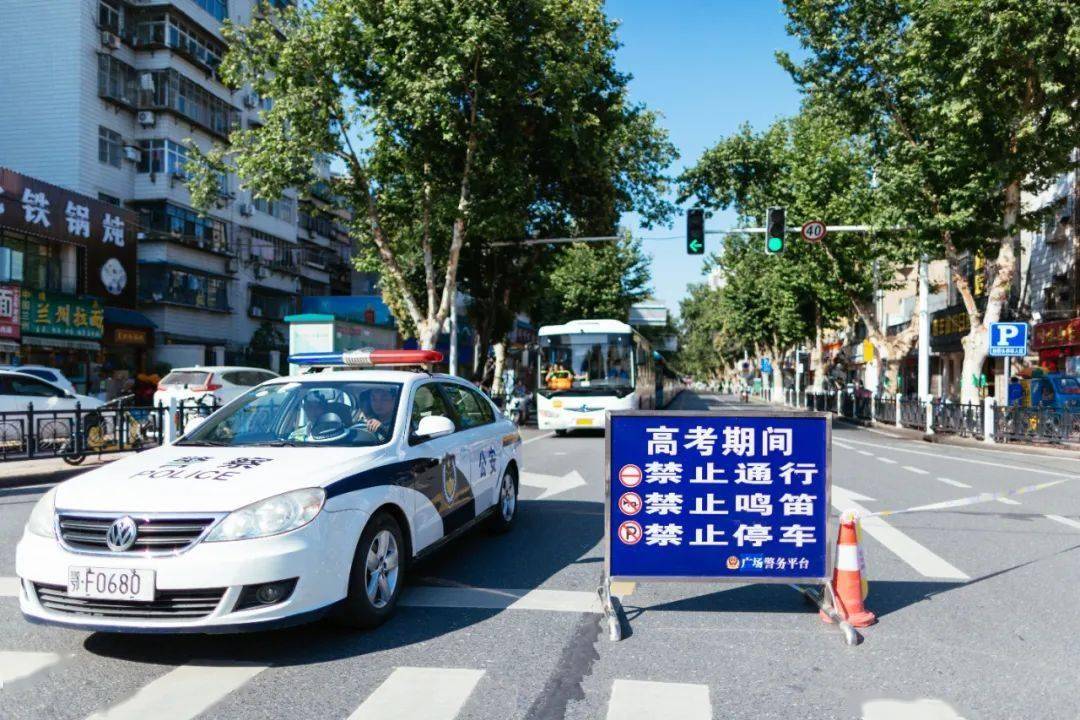 襄阳市樊城区解放路市一中考点交通管制路段,警车开道护送市一中