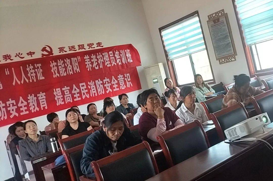 刘店镇妇联近日,上店镇妇联美容师培训班在东街村乡里中心开班.