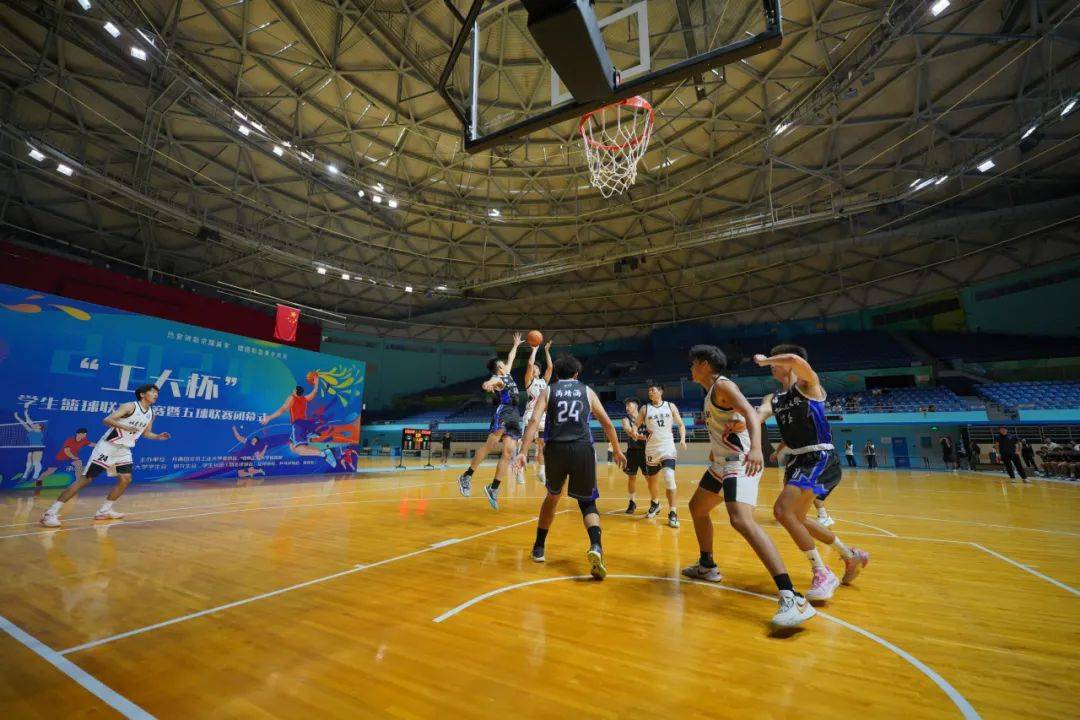 来看北工大学子在球场上巅峰对决_比赛_篮球赛_体育馆