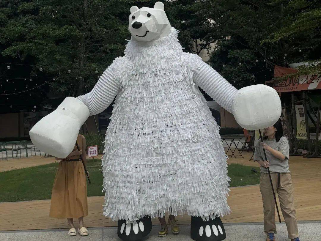 04巨偶巡游北极熊踮脚尖演出:jimmys puppet studio(中国香港)