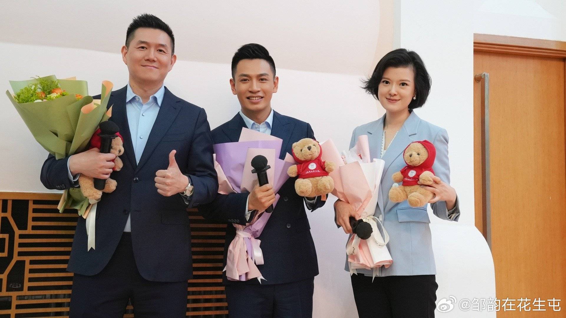 与其他同类型访谈节目不同,《高端访谈》一开始就是安排的3位主持怂