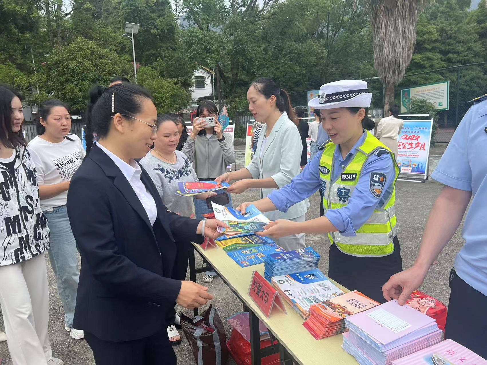 金洞:开展"安全生产月"交通安全宣传活动