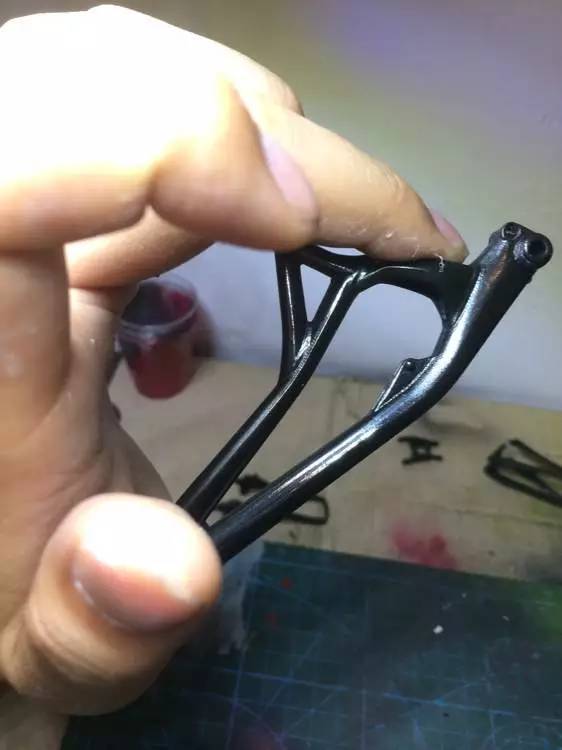 长见识了,纯手工打造的迷你速降车模型!