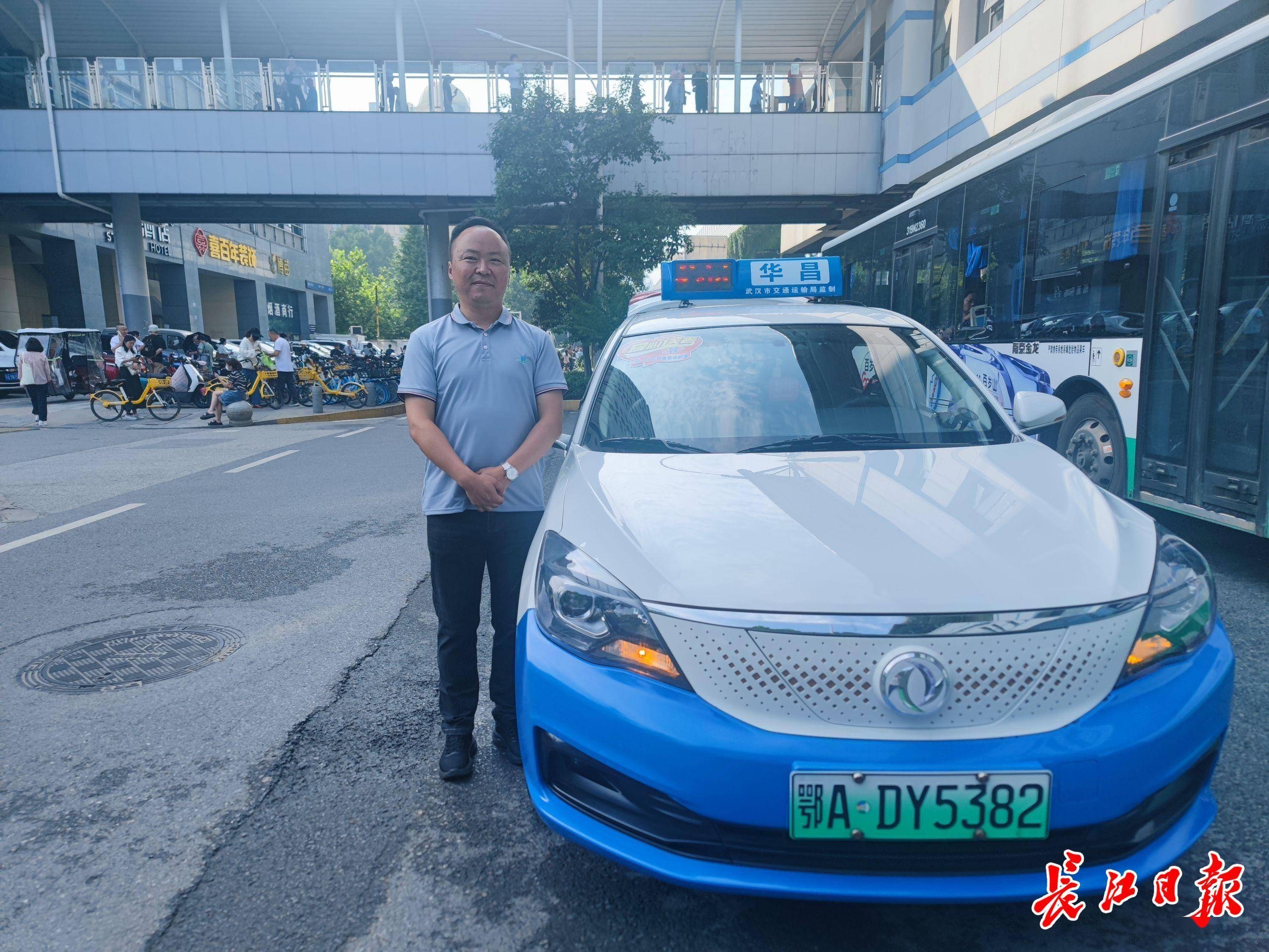 坚持爱心送考11年,他提前一天带考生熟悉考场