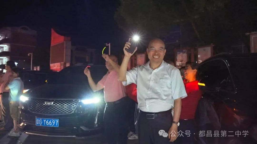 最后一个晚自习!都昌二中亮灯为高三学子送行