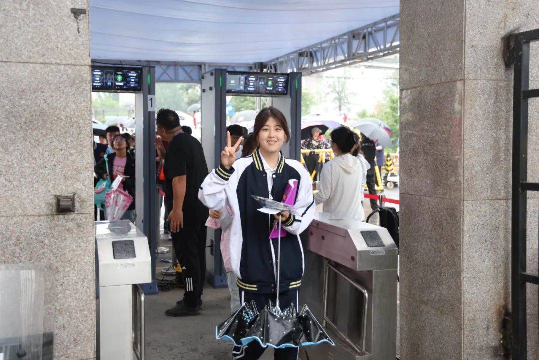 好运加倍!来看北京高考首日的"谐音梗"式送考穿搭