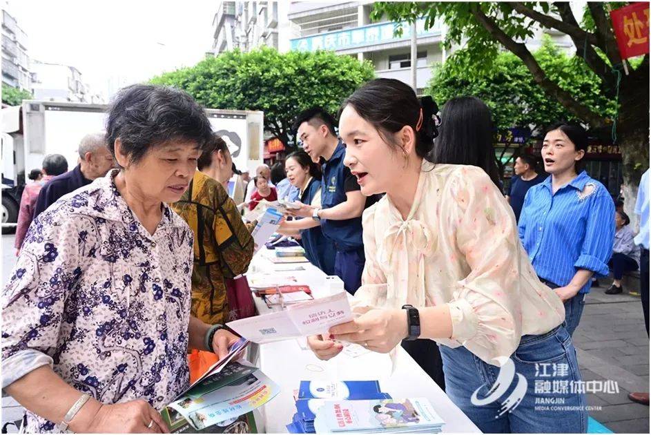 活动现场通过发放宣传资料,开展政策咨询,现场接访等方式,多形式,多点